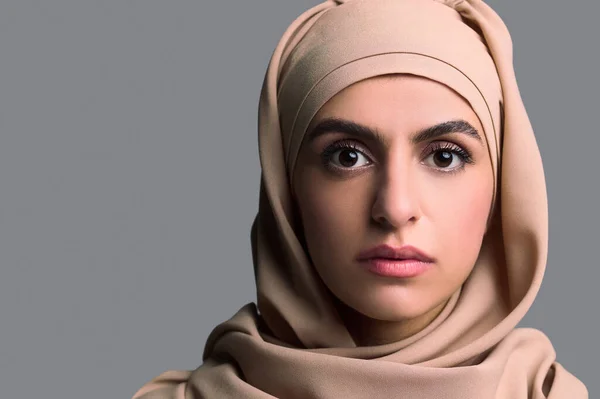 Una Donna Araba Testa Una Giovane Donna Hijab Beige — Foto Stock