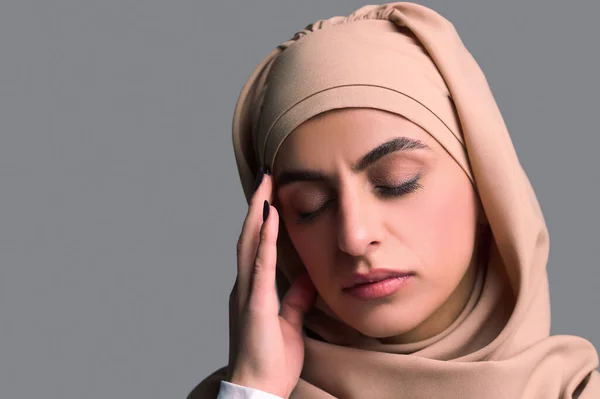 Wanita Arab Headshot Dari Seorang Wanita Muda Hijab Beige — Stok Foto
