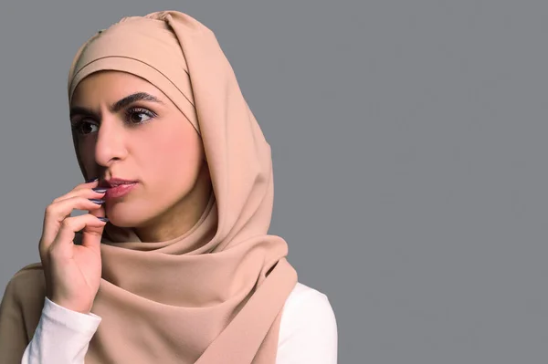 阿拉伯女人一个穿着米黄色头巾的年轻女子的头像 — 图库照片