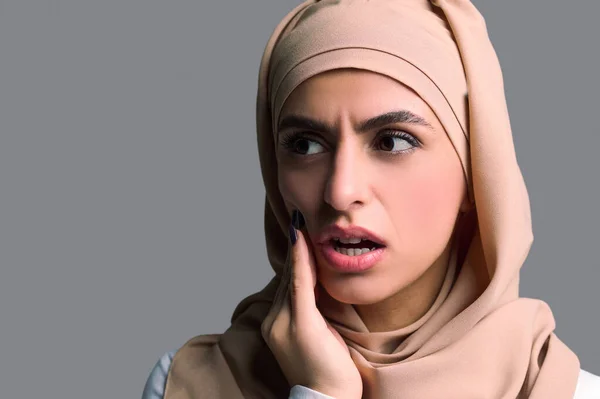 阿拉伯女人一个穿着米黄色头巾的年轻女子的头像 — 图库照片