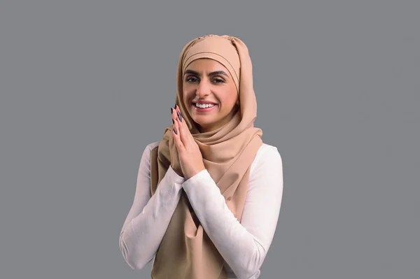 快乐的女人穿着米黄色头巾的阿拉伯女青年看上去既高兴又满足 — 图库照片