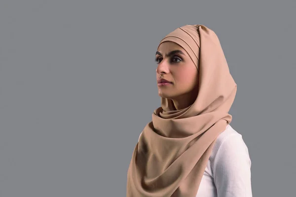 Kvinnan Hijab Midjan Upp Bild Kvinna Hijab Tittar Sidan — Stockfoto