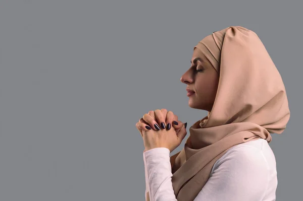 Doa Wanita Muda Dalam Hijab Berdoa Dengan Mata Tertutup — Stok Foto