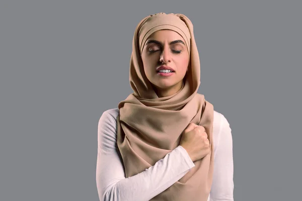 Percaya Diri Muslim Wanita Dalam Hijab Tampak Ditentukan Dan Percaya — Stok Foto