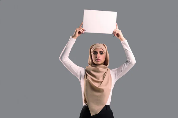 妇女权利 阿拉伯妇女头戴头巾 看上去很坚定 并表示抗议 — 图库照片