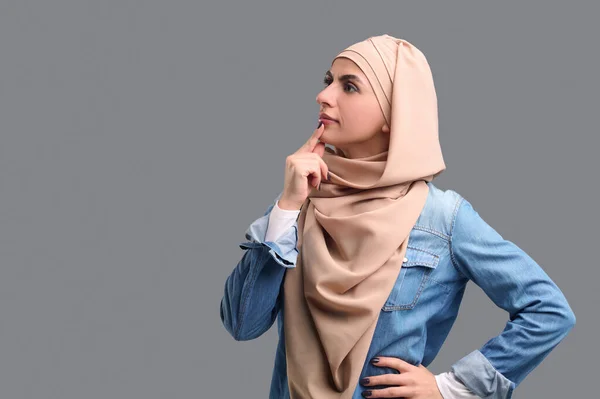 Rozmyślam Młoda Kobieta Beżowym Hidżabie Wygląda Troskliwie — Zdjęcie stockowe