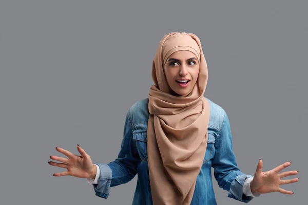 Ide Baru Wanita Lucu Mengenakan Jilbab Terlihat Bersemangat Dan Kreatif — Stok Foto