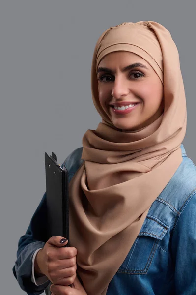 快乐的女人穿着米黄色头巾的阿拉伯女青年看上去既高兴又满足 — 图库照片