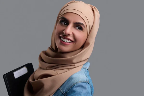 Ευτυχισμένη Γυναίκα Αραβική Νεαρή Γυναίκα Μπεζ Χιτζάμπ Φαίνεται Ευτυχισμένη Και — Φωτογραφία Αρχείου