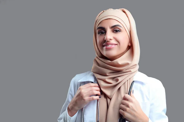 快乐的女人头戴头巾的年轻穆斯林妇女看上去心满意足 — 图库照片