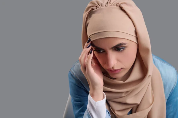 压力很大的女人年轻的穆斯林妇女感到紧张和不安 — 图库照片