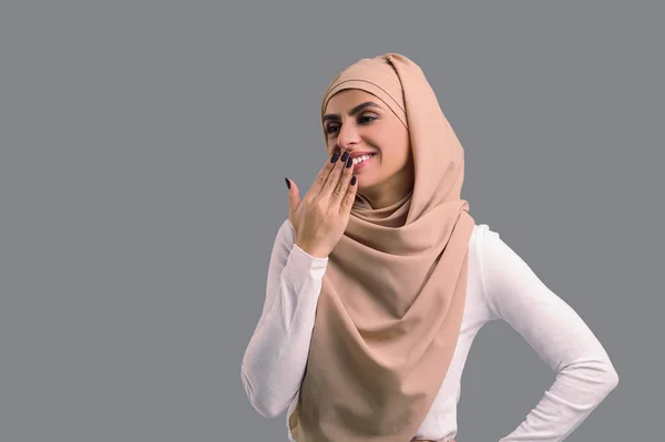 Glückliche Frau Arabische Junge Frau Beigen Hijab Sieht Glücklich Und lizenzfreie Stockfotos
