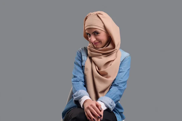 Nette Junge Frau Junge Frau Beigen Hijab Sieht Süß Und lizenzfreie Stockfotos