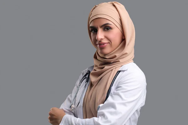 Glückliche Frau Junge Muslimische Frau Hidschab Sieht Zufrieden Und Glücklich lizenzfreie Stockbilder