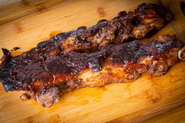 Ahşap tahtada ızgara soslu domuz pirzolası. Kopyalama alanı.