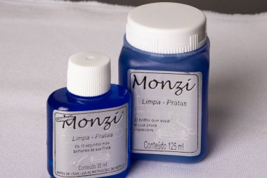 Gümüş mücevherlerin parlaklığını artırmak ve temizlemek için sıvı ürün. Perspektif görünümü.