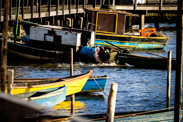 Pescador Caiu Barco Enquanto Tentava Atravessar Barco Para Outro — Fotografia de Stock