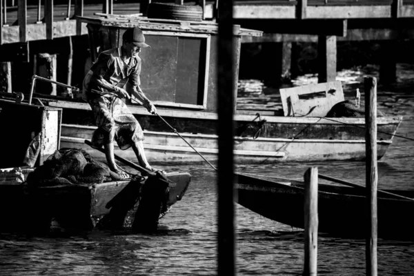 Pescador Que Puxa Barco Madeira Ilha Das Caieiras — Fotografia de Stock