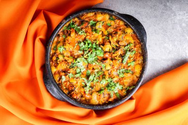 Charru Mussel, Brezilya 'da sururu moqueca olarak bilinir, beyaz ahşap masa üzerinde ve turuncu bir havluya sarılı. Üst görünüm.