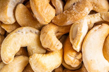 Beyaz ahşap arka planda çanak çömlek içinde kaju fıstığı. Yakın görünüm.