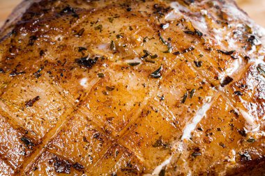 Ahşap bir tahtada kızarmış domuz bifteği. Yakın görünüm.