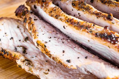 Tahtada kızartılmış ve dilimlenmiş domuz bifteği. Yakın görünüm.