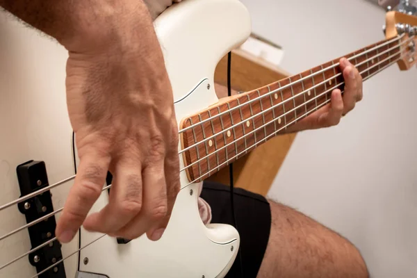 Fehér Elektromos Basszus Zenei Szólóban Részletesen Bemutatva Húrok Ritmikus Ritmusát — Stock Fotó