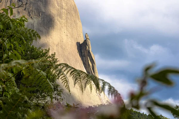 Espirito Santo, Brezilya 'nın Domingo Martins eyaletinde Pedra Azul. Taş adını mavi renginden aldı. Kertenkele şeklindeki taşın detayları..