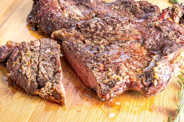 Sült Hátszín Steak Steakre Vágva Egy Fából Készült Asztalon Rosemaryvel — Stock Fotó