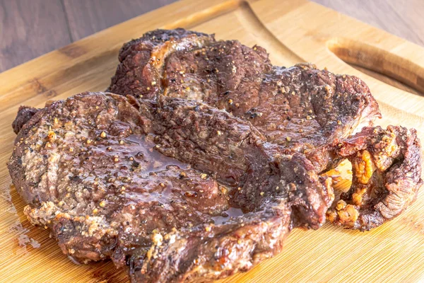Pörkölt Hátszín Steak Steakre Vágva Fapadlón Fából Készült Asztalon — Stock Fotó