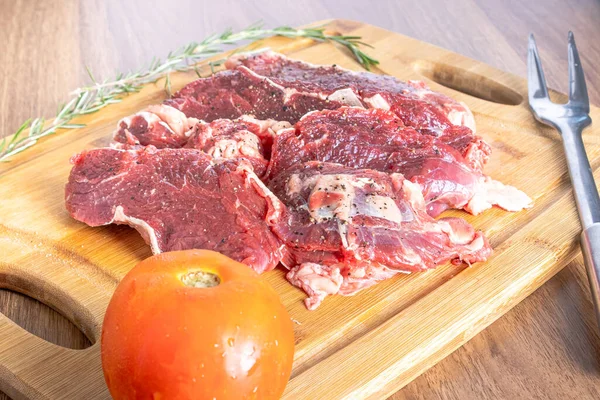 Nyers Hátszín Steak Steakbe Vágva Egy Fából Készült Asztalon Nagy — Stock Fotó