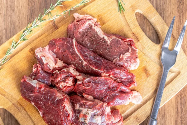 Nyers Hátszín Steak Steakbe Vágva Egy Fából Készült Asztalon Nagy — Stock Fotó