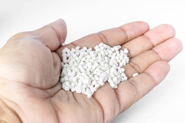 Deniz akvaryumlarındaki nitrat ve fosfatları azaltmak için seyreltilebilir karbon kaynağına sahip polimer bazlı madde. Biopelletler olarak da bilinir..