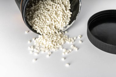 Deniz akvaryumlarındaki nitrat ve fosfatları azaltmak için seyreltilebilir karbon kaynağına sahip polimer bazlı madde. Biopelletler olarak da bilinir..