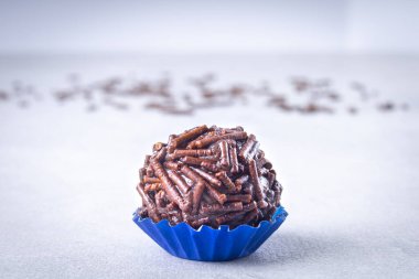 Brigadeiro şekeri beyaz arka planda mavi şekilli ve çikolata parçacıklı. Tipik Brezilya tatlısı..