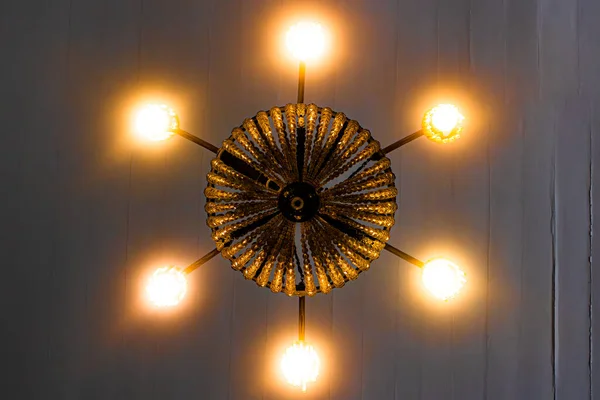 加图达佩尼亚的天花板吊灯 黄灯和白色背景 — 图库照片