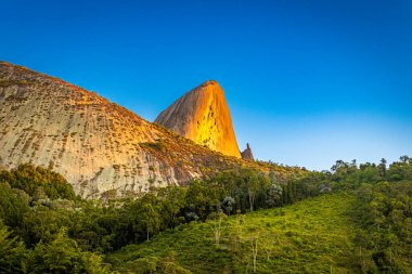 Pedra do Lagarto in Pedra Azul (Domingos Martins / Espirito Santo Eyaleti - Brezilya). Brezilyalı turist mekanı. Ağaç yapraklarıyla kompozisyon.
