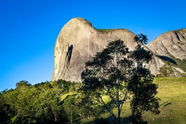 Pedra do Lagarto in Pedra Azul (Domingos Martins / Espirito Santo Eyaleti - Brezilya). Brezilyalı turist mekanı. Ağaç yapraklarıyla kompozisyon.