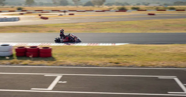 Queretaro, Queretaro, 11822, kasklı ve yarış üniformalı çocuk, karting pistinde araba kullanıyor, yaz adrenalin sporu yapıyor.