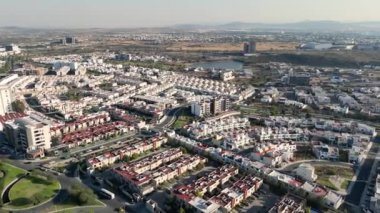 Günbatımında arka planda şehir merkezi olan quertaro 'daki el fuel-gio bölgesinin İHA kuş bakışı görüntüsü