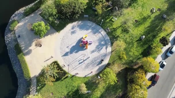 Göllü Çeşmeli Bir Parkın Havadan Görünüşü Öğleden Sonra Bisikletli Insanlarla — Stok video