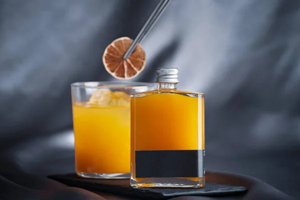 Frasco Vidrio Con Bebida Naranja Fondo Vaso Con Hielo Fruta —  Fotos de Stock