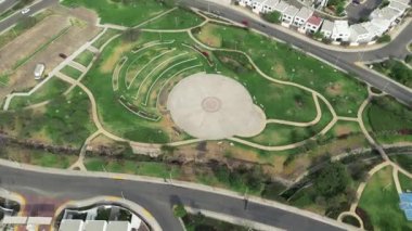 Yeşil bahçeler, şehir manzarası, dron... arasında bir park alanı manzarası.