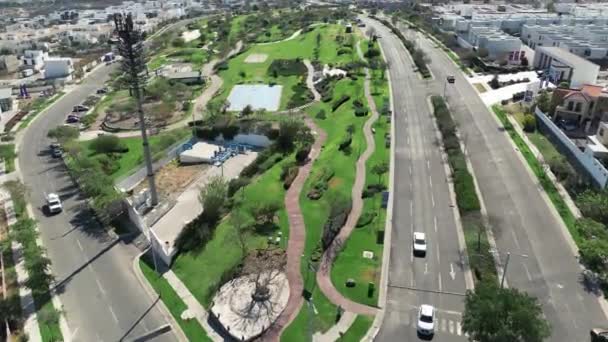 鸟瞰城市公园内一个蓝色篮球场周围有绿色花园的景象 — 图库视频影像