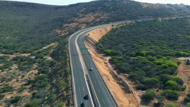 Vista Del Dron Los Vehículos Que Conducen Una Carretera Que — Vídeo de stock