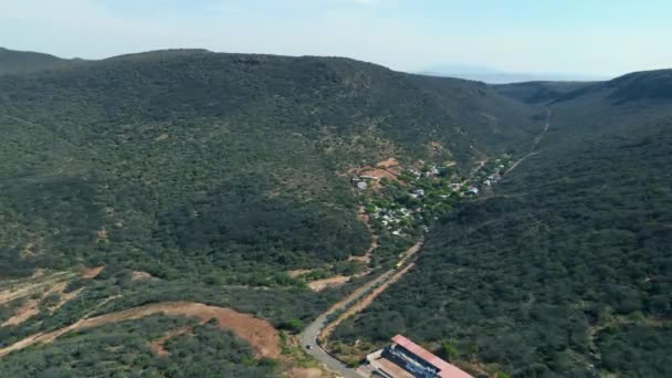 Drone Pohled Let Mezi Údolím Městečkem Uprostřed Kolem Stromů Příroda — Stock video
