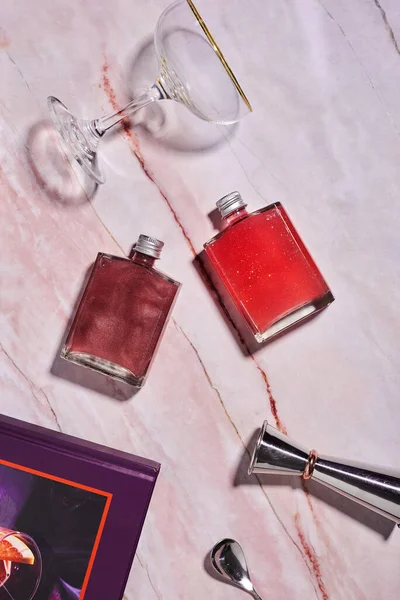Dwa Szklane Słoiki Koktajlami Rumu Gin Cosmopolitan Style Twarde Światło — Zdjęcie stockowe