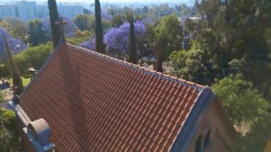 queretaro 'daki Cerro de las campanas' ın hava manzarası, günbatımında ilkbahar yeşil ve mavi ağaçlar, insansız hava aracı manzarası önemli turistik bölge
