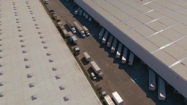 Widok Lotu Ptaka Budynki Przemysłowe Magazyny Samochodami Ciężarowymi Poruszającymi Się — Wideo stockowe
