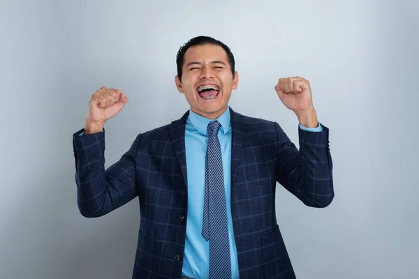 Jeune Hispanique Homme Affaires Excité Cris Succès Costume Cravate Bleue — Photo